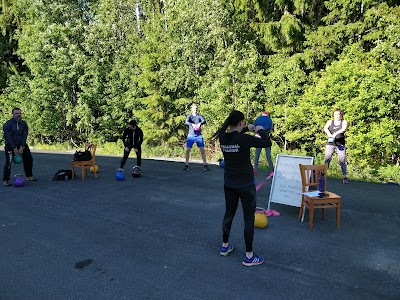 Uimapäivä Punttitreenit ulkona, monipuolisia liikuntamahdollisuuksia suomalaisissa kuntosaleissa.