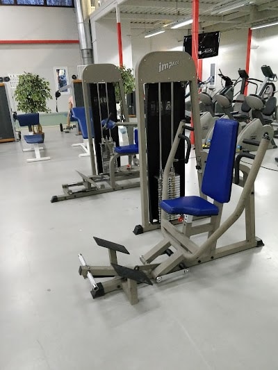 Kuntoilukoneita kuntosalissa, modernit liikuntavälineet, vapaa-ajan ja kuntoutuksen käyttöön.