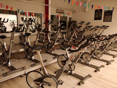 Kuntosalitila sisältä, spinningpyöriä ja ryhmäliikuntavälineitä, moderni ja hyvin varusteltu kuntosali Suomessa.