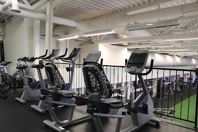 Monitoimiset kuntosalilaitteet höyryhallissa, moderni treenipaikka, hyvin varusteltu kuntosali.