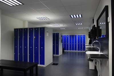 Lukutila ja pukuhuoneet kuntosalilla Punttit.fi:ssa.