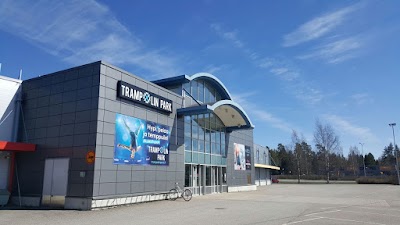 Moderni kuntokeskus Tampereen Urheilupuistossa, monipuoliset treenimahdollisuudet ja tilavat tilat.