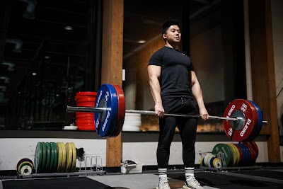 Vartti kuntosaliharjoittelu salilla, voimaharjoittelua ja painonnostoa.