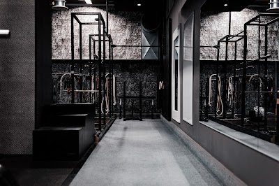 Monipuolinen kuntosalirakenne Helsingin keskustassa.