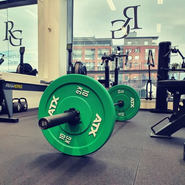 Tässä esimerkkejä pienen salin tankovalikoimasta. Löytyy myös ATX 15kg pinkki levytanko.💯 #reservedgym #privategym #jyväskylä #lutakko #lutakonaukio #kuntosali #minisali #treeni