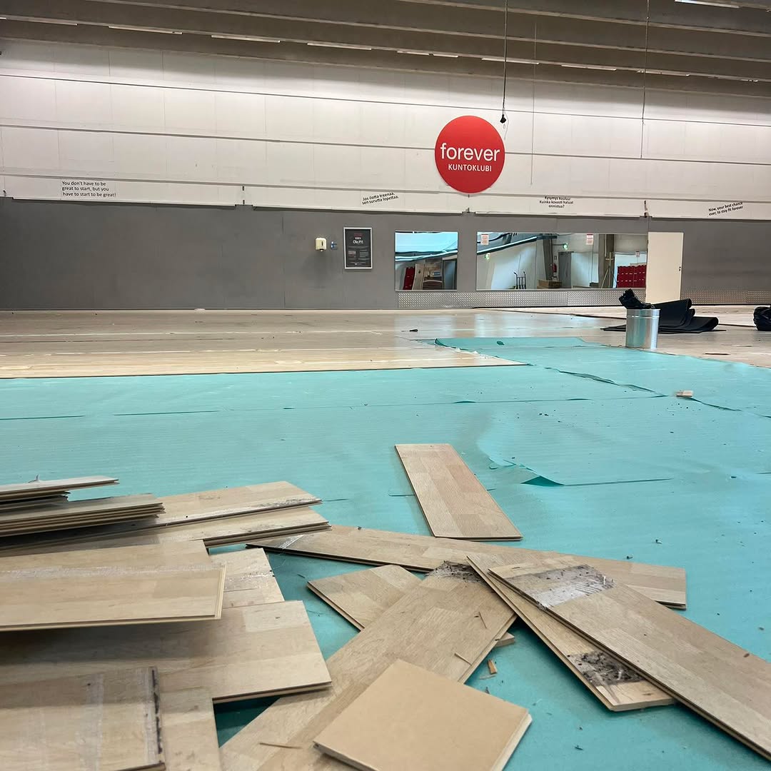Lattiatalkoot keskiviikkona 5.7.2023 💪 Mikäli kaipaat kesäjumppaa kropalle, niin olet tervetullut auttamaan meidän salin lattian purussa keskiviikkona 5.7.23 klo 10.00 alkaen. Laitathan minulle viestiä tai soita, mikäli pääset auttamaan. Kiitos! Yt Simo Lempinen 0451279345