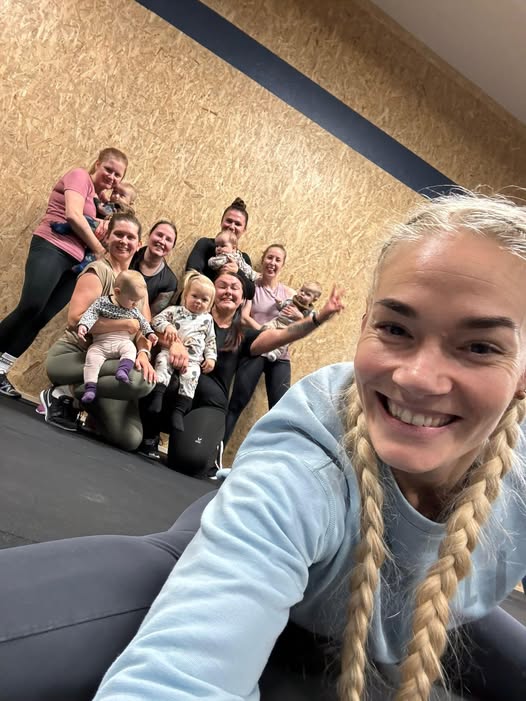 LAKE END MAMA-RYHMÄ2 KEVÄT 2025!🤰🏼 Suosittu treeniryhmä raskaana oleville tai jo synnyttäneille täyttyi nopeasti, joten laitetaan toinen ryhmä pystyyn!🙌🏻 Startti tällä ryhmällä olisi 3.1🙌🏻 Treenit ovat kahdesti viikossa aina keskiviikkoisin klo 12.30-13.30 ja perjantaisin klo 12.30-13.30 CrossFit Lake Endin tiloissa. Hinta on 65€/kk. Minimiosallistujamäärä on 6 henkilöä. Ryhmän vetäjänä toimii kokenut äitiysliikuntavalmentaja Jutta Pakkanen: ”Tässä ryhmässä jokainen pääsee matalalla kynnyksellä ja rauhakseen omaa kehoa kuunnellen palaamaan liikunnan pariin, tai mahdollisesti kokonaan uuden asian äärelle. Näillä tunneilla jumpataan monipuolisesti kehonpainoa, sekä erilaisia lisäpainoja ja laitteita hyödyntäen. Treeneissä kuunnellaan pikkusia, eikä ruokatauot tai ”äänen availut” meitä haittaa. Aikaisempaa liikuntataustaa et tarvitse, ainoastaan juomapullon ja hyvän mielen! ❤ Jutta” Ilmoittautumaan pääset nettisivuiltamme: www.crossfitlakeend.com #lakeendmamat #järvenpää