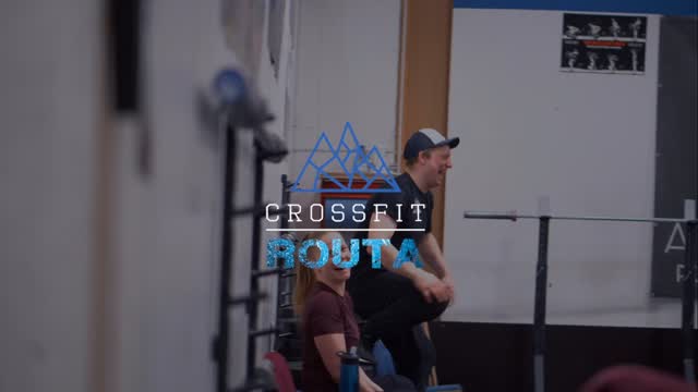 Kaksi henkilöä harjoittelee CrossFit-salilla, voimaharjoittelu ja kuntotreenit.
