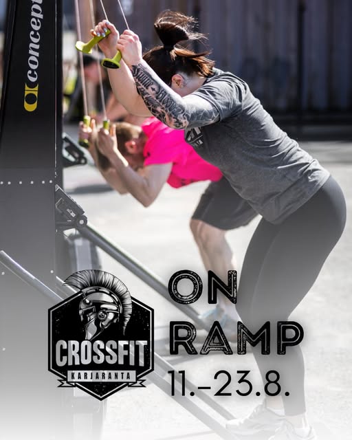 Nainen treenaa rinteessä CrossFit Karijanta -tapahtumassa, voimaharjoittelu.