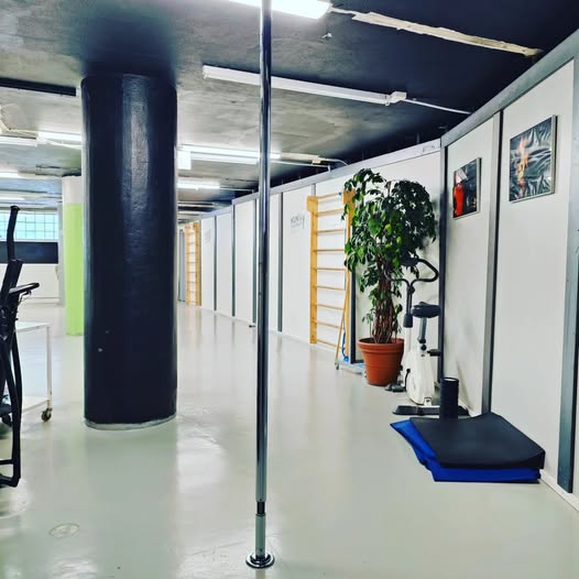 #tanssitanko #poledance #kuntoykkönen Jumppasalin käytäväosassa x-pole tanssitanko vapaasti käytettävissä. Voit varata tilan myös yksityisköyttöön. Tanko spinnillä, eli saa pyöriväksi. Gripit saa pyydettäessä toimistolta Jokos olet kokeillut? 😊