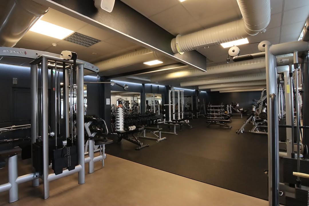 Tutustu Kuntomaailma Seppälän tiloihin 🤩 ✅ Kaikki tilat ovat vapaassa käytössä - myös ryhmäliikuntasalit, aina kun ei ole tunteja. ✅ Tervetuloa tutustumaan ilmaiseksi asiakaspalvelun aukioloaikoina sekä 15min ennen ryhmäliikuntatuntien alkua! ✅ Täytäthän vierailijakortin vastaanotossa tutustuessasi. ➡️ Voit myös tutustua tarkasti tiloihimme 3D-kuvien kautta. 3D-kuvat löytyy etusivuiltamme: www.kuntomaailma.fi Nähdään salilla / tunneilla! 🩵 #kuntomaailma #kuntosali #jkl #urheilu #liikunta #jyväskylä #seppälä #ryhmäliikunta