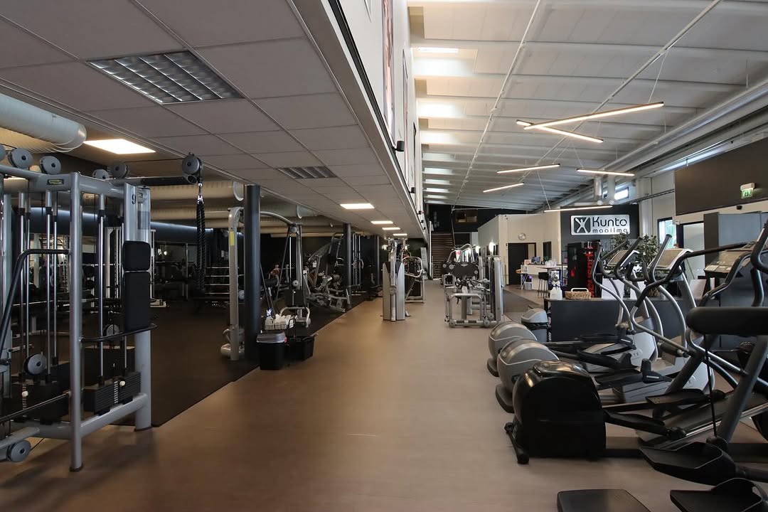Tutustu Kuntomaailma Seppälän tiloihin 🤩 ✅ Kaikki tilat ovat vapaassa käytössä - myös ryhmäliikuntasalit, aina kun ei ole tunteja. ✅ Tervetuloa tutustumaan ilmaiseksi asiakaspalvelun aukioloaikoina sekä 15min ennen ryhmäliikuntatuntien alkua! ✅ Täytäthän vierailijakortin vastaanotossa tutustuessasi. ➡️ Voit myös tutustua tarkasti tiloihimme 3D-kuvien kautta. 3D-kuvat löytyy etusivuiltamme: www.kuntomaailma.fi Nähdään salilla / tunneilla! 🩵 #kuntomaailma #kuntosali #jkl #urheilu #liikunta #jyväskylä #seppälä #ryhmäliikunta