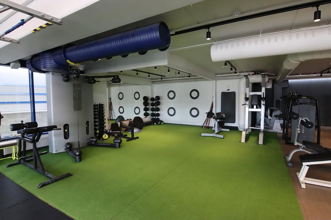Tutustu Kuntomaailma Seppälän tiloihin 🤩 ✅ Kaikki tilat ovat vapaassa käytössä - myös ryhmäliikuntasalit, aina kun ei ole tunteja. ✅ Tervetuloa tutustumaan ilmaiseksi asiakaspalvelun aukioloaikoina sekä 15min ennen ryhmäliikuntatuntien alkua! ✅ Täytäthän vierailijakortin vastaanotossa tutustuessasi. ➡️ Voit myös tutustua tarkasti tiloihimme 3D-kuvien kautta. 3D-kuvat löytyy etusivuiltamme: www.kuntomaailma.fi Nähdään salilla / tunneilla! 🩵 #kuntomaailma #kuntosali #jkl #urheilu #liikunta #jyväskylä #seppälä #ryhmäliikunta