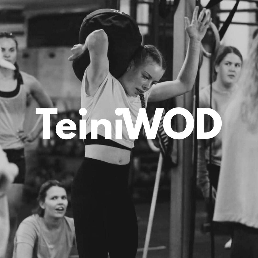 Nuori nainen tekee voimaharjoittelua salilla, TeiniWOD-ohjelma.