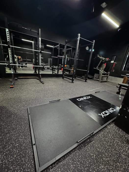 Vähän vielä haetaan paikkoja ja järjestystä, hierontatuoli viedään ylös jonne tehdään kehonhuolto/venyttely nurkkaus 😊 🔥 @kerhisgymkids :issä järkätään lapsille lokakuussa taikuri esitys, eli jos olet Akaan salin jäsen, tuo lapsesi lokakuussa katsomaan taikuri esitystä 🤩 Viimevuonna se oli nappuloitten mielestä hitti joten järjestetään se myös tänävuonna 💯👍 Tästä tarkempi ajankohta ensiviikolla ☺️ @kerhisgymkids sekä Valkeakosken salimme ovat sinulle 24/7 käytössäsi jäsenyydellä joten käy viikonloppuna tutustumassa jos haluat vaihtelua treeneihin 😊 Jos käytät mobiilisovellusta kulkemiseen, muista katsoa että on oikea ovi valittuna minne ikinä oletkaan menossa, @kerhisgymkids kulku samasta ovesta kun @kerhisgymlady, jokaisella tiloissa olevalla vanhemmalla täytyy olla voimassaoleva kulkuoikeus 😍🤗