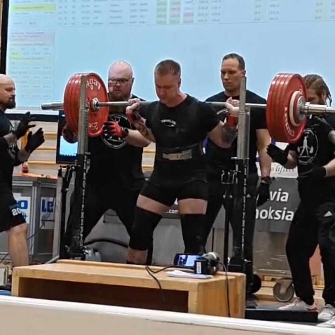 Draamaa, jännitysnäytelmiä ja loistavia suorituksia Rollossa. Rovaniemellä järjestettiin @voimanostoliitto :n klassisen voimanoston avoimet SM-kilpailut 7-9.11 ja JVK:lta oli varmaan yksi historiansa suurimmista joukkueista mukana kisaamassa. JVK:n jengi kokonaisuudessaan: @emmatuomainen N63 @benkkujenkku M93 @jupettii M93 @anniinaiiida N76 @janinajah N76 @rikurundelin M105 @samulimat M105 Santtu M105 @piiak_ N84+ Tuliaisina kisoista tuli Rikulle SM-hopeaa sekä runsaasti kokemusta, hienoja muistoja, uusi tuttavuuksia sekä rutkasti uutta motivaatiota . Lisäksi kisoissa mitaleille ylsivät meillä reenailevat @elmeri_kujala, @voimaeetu, @tenhota Kisat kokonaisuudessaan olivat erittäin onnistuneet ja opettavaiset. Homma alkaa olla siis isollaan, mutta olemme vasta alussa. Onnittelut kaikille kisaajille sekä Rikulle ja Elmerille hopeasta, Eetulle prossista ja Tenholle kullasta! #jvk #jyväskylänvoimaklubi #klassisenvoimanostonsm2025