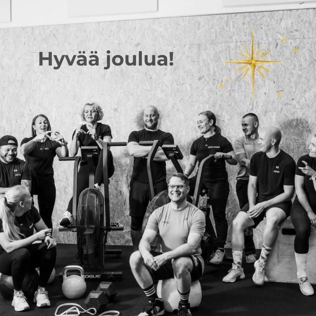 Kuntoiluryhmä joulutapahtumassa, fitness ja yhteisöllisyys joulun aikaan.