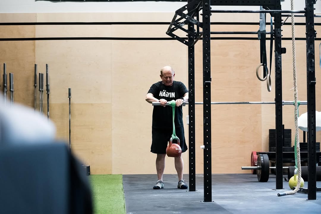 Uusi eläkeläisille suunnattu treeniryhmä alkaa! Tunti toteutuu CrossFit Seinäjoen salilla keskiviikkoisin 4.2. alkaen klo 13.30-14.30. Kyseessä on hyvin matalan kynnyksen ryhmä, johon voivat osallistua kaikki, joilla on mahdollisuus harjoitella päiväaikaan. Tunnille voit osallistua kertamaksulla 13€ tai 10-kortilla (eläkeläisille 93€). Ensimmäinen tutustumiskerta on ilmainen. Ennakkoilmoittautumista ei vaadita. Vinkkaa tästä myös potentiaaliselle läheiselle. 🕺🏼 #crossfit #crossfitseinäjoki