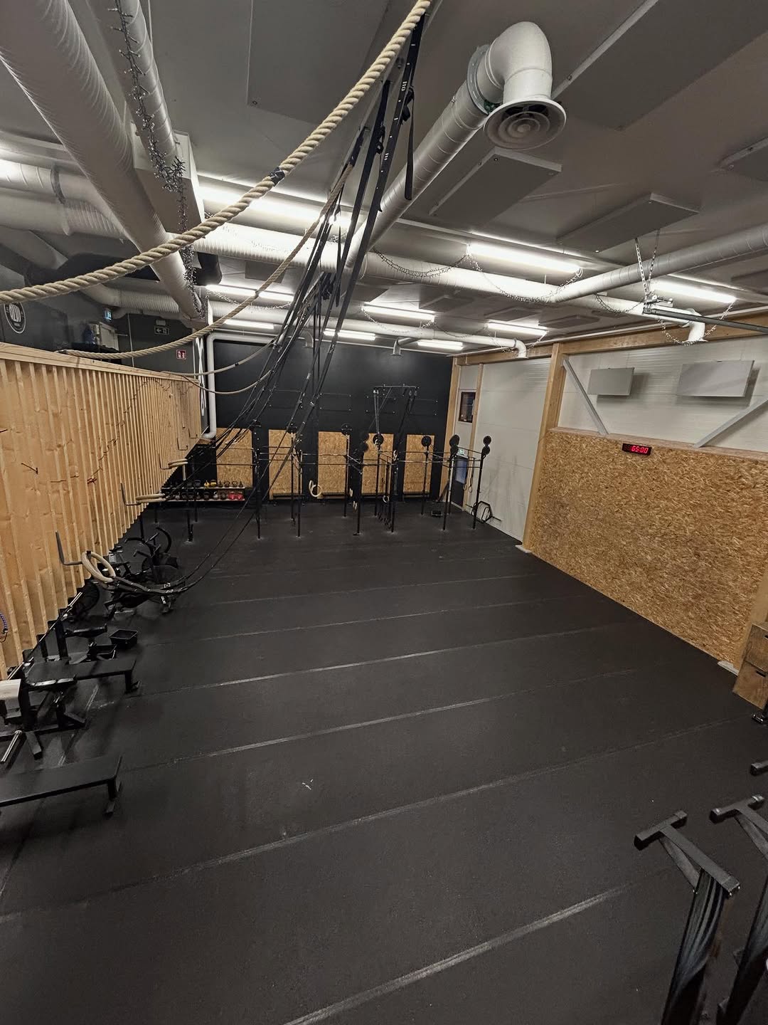 🔥 Siilinjärven kovin treenipaketti – yhdellä rannekkeella. 🔥 Unohda tylsä salitreeni. Meillä et vain liiku — kehityt. 💥 Sawo & CrossFit Siilinjärvi tarjoaa: 🏋️ CrossFit 🏋️♀️ Painonnosto 💪 Voimanosto 🤱 Mammatreenit 👊 Teinit 🧒 Kids-ryhmät 👉 Kaikki samalla jäsenyydellä. Ei lisämaksuja. Ei tekosyitä. Tämä ei ole tavallinen kuntosali. Tämä on paikka, jossa: 🔥 kunto kasvaa 🔥 voima nousee 🔥 yhteisö kantaa Olit sitten aloittelija tai kokenut treenaaja — meillä on kivaa ja kehittävää liikkua ❤️ ⚠️ Paikat täyttyvät. ⚠️ Nyt on oikea hetki aloittaa. 👉 Tule mukaan. 👉 Tee päätös. 👉 Treenaa kunnolla. #CrossFitSiilinjärvi #Sawo #Siilinjärvi #kaikkiinlaitteisiin #EiTekosyitä