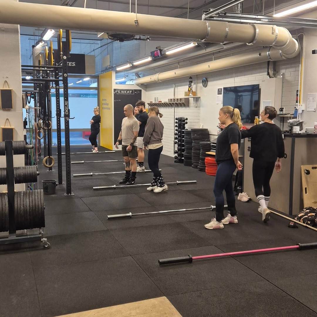 Kuntosaliharjoittelu ja ryhmätreeni, ihmiset nostamassa painoja ja tekemässä liikkeitä.