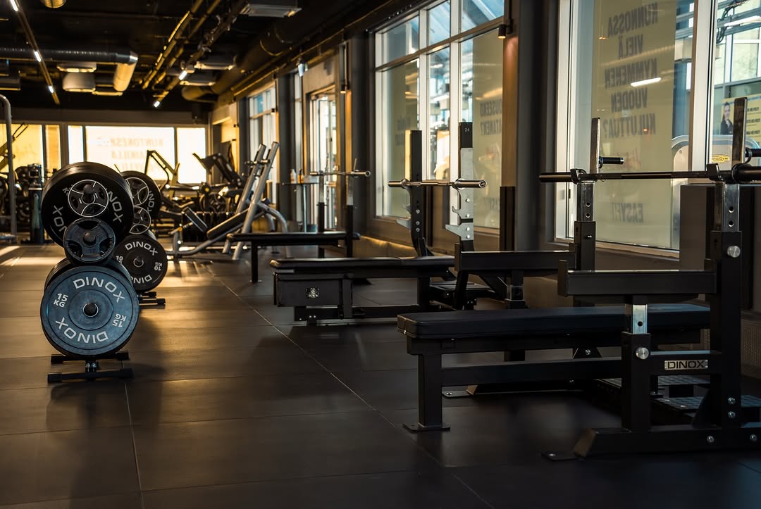 Yksi sali - monta mahdollisuutta 💪 Monipuolinen kuntosali, PT-palvelut, hieronta ja virtuaalistudio lähes 1000 m² tiloissa EasyFit Raisiossa. Tervetuloa! 💛 📸: @aaltovisuals