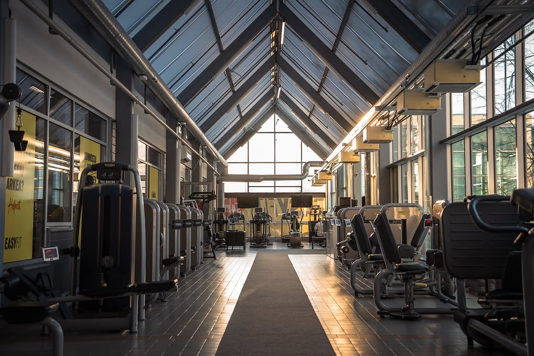 Yksi sali - monta mahdollisuutta 💪 Monipuolinen kuntosali, PT-palvelut, hieronta ja virtuaalistudio lähes 1000 m² tiloissa EasyFit Raisiossa. Tervetuloa! 💛 📸: @aaltovisuals