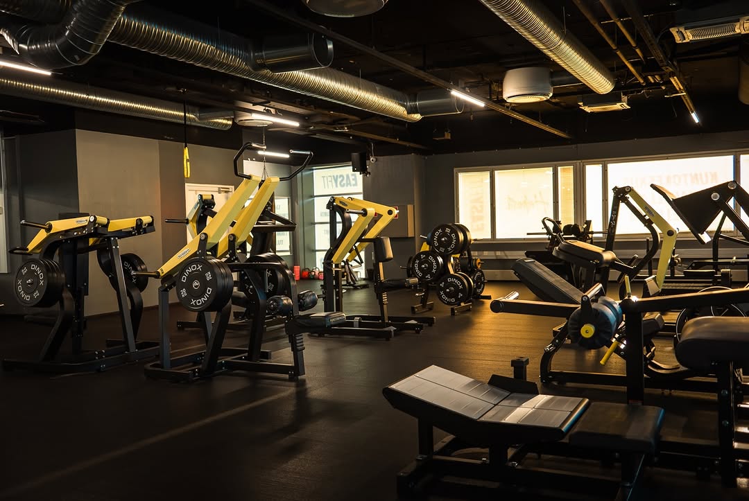 Yksi sali - monta mahdollisuutta 💪 Monipuolinen kuntosali, PT-palvelut, hieronta ja virtuaalistudio lähes 1000 m² tiloissa EasyFit Raisiossa. Tervetuloa! 💛 📸: @aaltovisuals