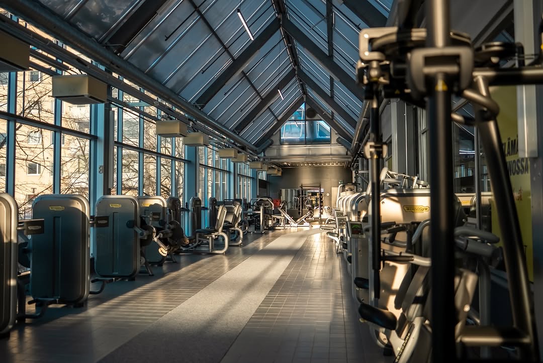Yksi sali - monta mahdollisuutta 💪 Monipuolinen kuntosali, PT-palvelut, hieronta ja virtuaalistudio lähes 1000 m² tiloissa EasyFit Raisiossa. Tervetuloa! 💛 📸: @aaltovisuals