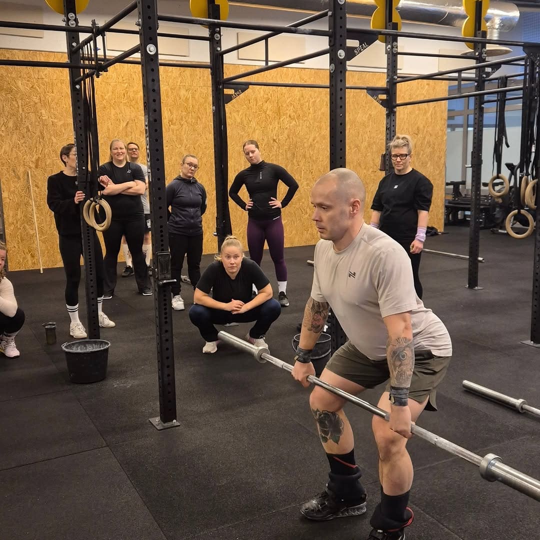 Ryhmä kuntosaliharjoittelijoita ja ohjaaja Puntit.fi -salilla.