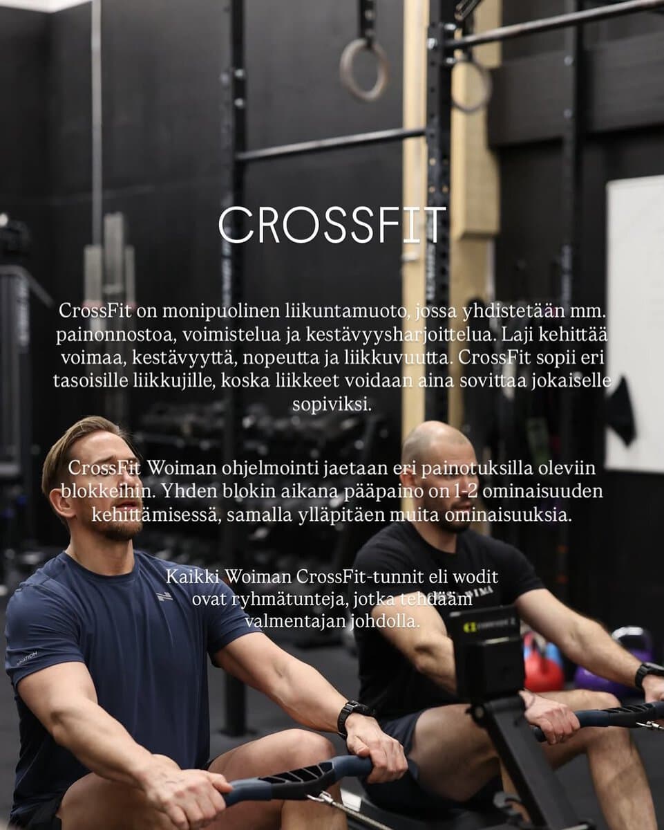 Kaksi henkilöä harjoittelee CrossFit-tunnilla voimaharjoittelua salilla.
