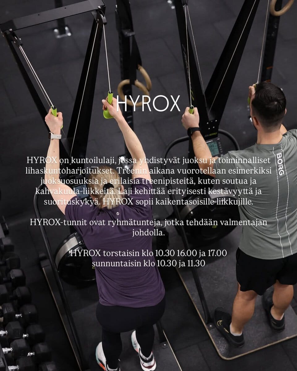 HYROX-ryhmäliikuntatunti kuntosalilla.