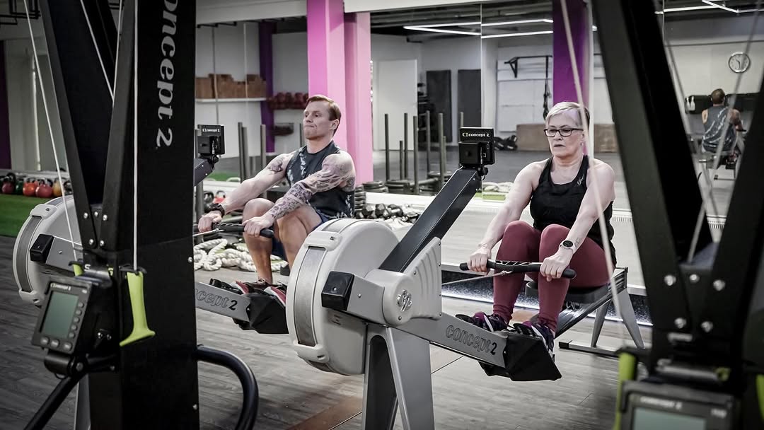 HYROX-päivä tulee taas! Lauantaina Kunnon Paikka avaa ovensa testaamiselle ja innokkaille HYROX treenaajille. Koulutetut ohjaajamme avaavat lajin saloja: miten aloittaa HYROX-harjoittelu ja miten toiminnallinen treeni toimii käytännössä. Voit tulla vain kuuntelemaan takariviin tai hypätä suoraan toiminnan keskelle kokeilemaan lajia käytännössä. 🔥 🏋️♂️ HYROX-päivä lauantaina 21.3.2026. AIKATAULU 13.00 Lajiesittely 13.30 Hyrox Foundation 30 (ensikertalaisille) 14.15 Hyrox Foundation 45 15.15 Hyrox Power 45 16.15 Omatoimitreeni ohjaajan johdolla Tervetuloa! 😍🤩 #kunnonpaikka #rovaniemi #hyrox