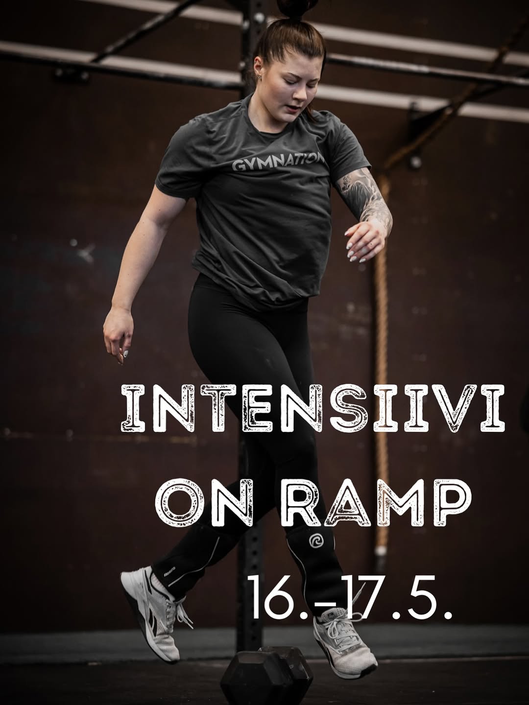 Nainen tekee intensiivistä harjoitusta rinteessä, painottaa fyysistä kuntoa ja kestävyyttä.