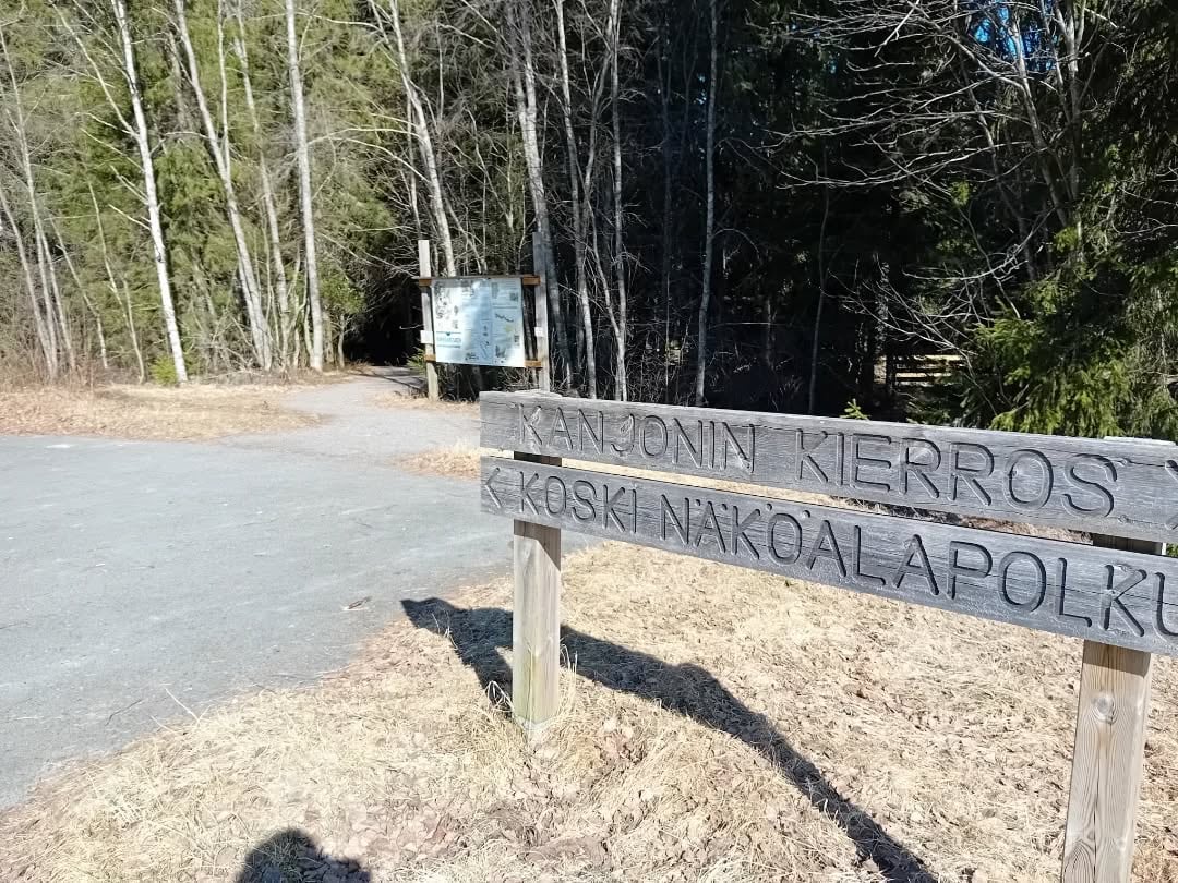 Luonnonpuiston opastekyltti, jossa lukee "Kannonin Kierros" ja "Koski Nakoalapolku".