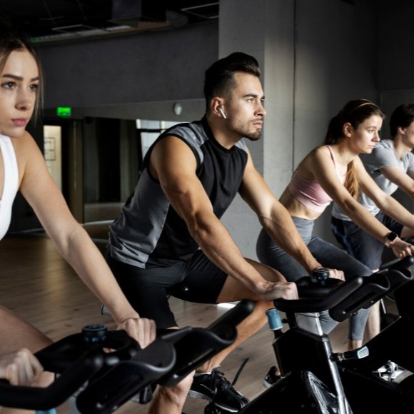 🚴♀️🔥 KAHDEN TUNNIN SPINNING TAAS SUNNUNTAINA🔥🚴♂️ Tämä ei ole vain treeni. Tämä on kokemus. Oletko valmis polkemaan rajasi uusiksi? 🚴🔥 Tule mukaan yksin tai nappaa treenikaveri mukaan – yhdessä poljetaan maaliin asti! 📅 Päivä: sunnuntai 12.4.26 ⏰ Aika: klo 12.15-14.15 👤 Ohjaaja: Tiia Kohonen 👉 Paikkoja rajoitetusti – varaa omasi ajoissa! Hinta 15 €/hlö. Ilmoittautumiset oitti@ole.fit tai p. 044 3600339 #fitoitti #olefitissä #spinning #spinningmaraton #haastaitsesi #yhdessäparempi 🚴♂️
