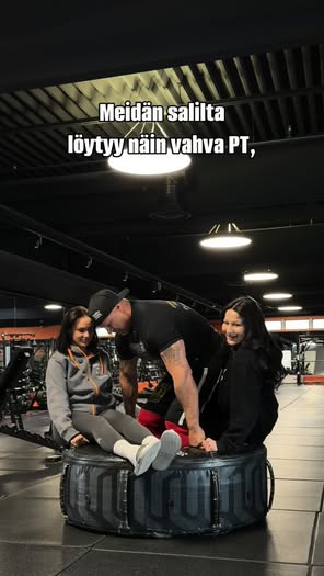 Voimamies-Ile näyttää mallia, miten Rantakylän toiminnallista aluetta voi käyttää omassa treenissä hyödyksi. Tänään vuorossa Rengas.🏋️ Ota testiin ja kerro meille, miten meni!😎💪🏻 #kuntokeskusenergy
