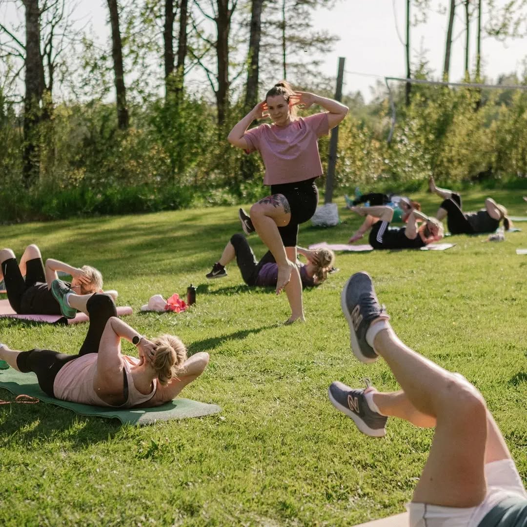 Hyvinvointistudio Kehotus on Lempäälän keskustassa sijaitseva studio, jossa ohjataan kehon- ja mielenhuoltotunteja ammattilaisten ohjaamissa pienryhmissä. Kehotuksen tavoitteena on tukea monipuolisesti asiakkaidensa hyvinvointia, terveyttä ja toimintakykyä. Ohjauksessa huomioidaan jokainen osallistuja yksilöllisesti. Kehotuksessa on tunnelmallinen studio, monipuoliset välineet sekä rento ja avoin ilmapiiri! Asiakkaitamme ovat kaikenikäiset ja kuntoiset ihmiset Lempäälästä ja lähikunnista. Tarjontaamme kuuluu ☀️ Pilates, ilmajooga, jooga ym kehoa ja mieltä huoltavat kurssit studiolla ☀️ Puistotunnit kesäisin ☀️ SUP-toiminta kesäisin ☀️ Yksityistunnit yrityksille ja ryhmille ☀️ Tapahtumat ☀️ Hyvinvointimatkat Kehotuksen tiloissa ottaa vastaan myös ammattilaisia, joiden palveluihin kuuluu: @fysiojonnavalikangas : äitiys- ja lantionpohjan fysioterapia, faskiahoidot, hieronta @omt_akisiimeksela : OMT-fysioterapia Some-tileillä jaamme monipuolisesti tietoa ja ajatuksiamme hyvinvoinnista ja terveydestä sekä elämästä muutenkin, rennosti ja hieman huumorillakin höystettynä. #yritysesittely #mikäkehotus #pilatesstudio #joogastudio #lempäälä #hyvinvointi #terveys #lempeäliikunta #kehomieli