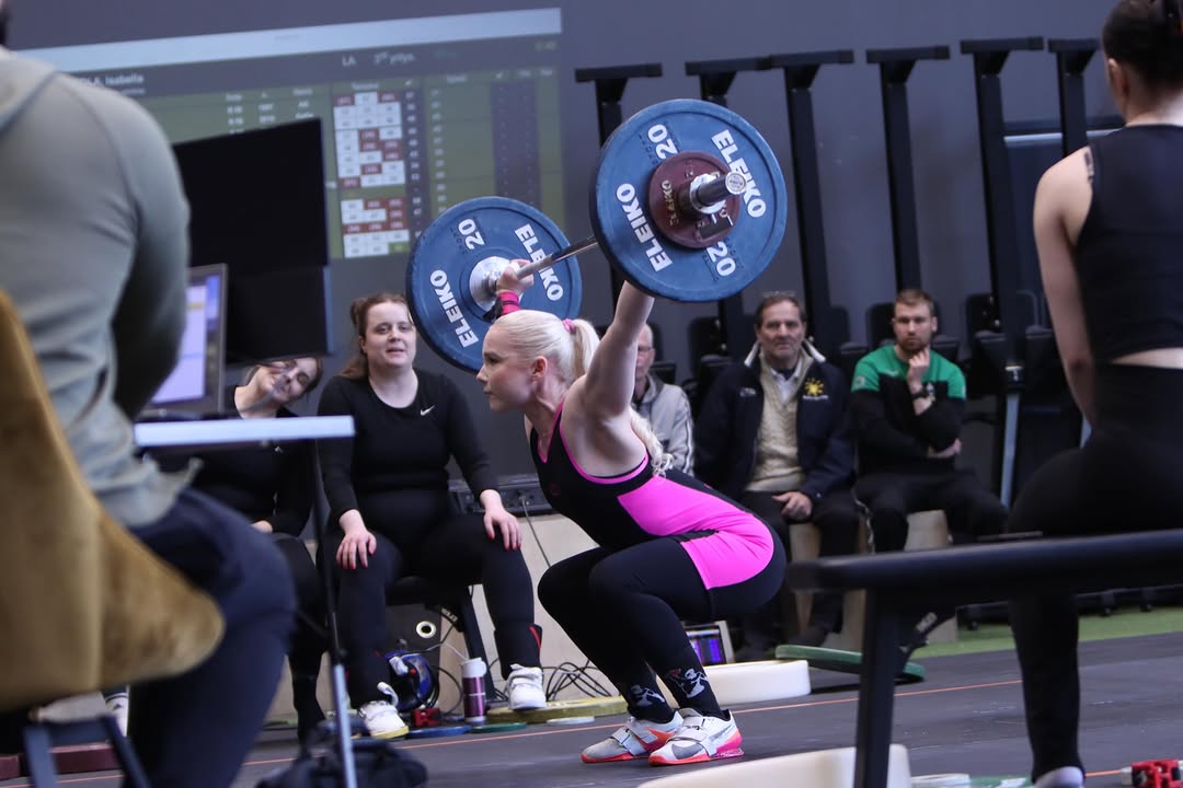 Eilen kisailtiin ensimmäiset Lakeuden Atleettien järjestämät kansalliset painonnostokilpailut CrossFit Seinäjoella. Mukana oli useampia nostajia CFS:lta ja myös muutama ensikertalainen virallisella kisalavalla. CFS:n nostajien toimesta nähtiin muun muassa henkilökohtaisia ennätyksiä ja yleisen sarjan SM-tulosrajoja ripakopallinen. Mukaan mahtui myös hyvää perussuorittamista ja pari pyllähdystäkin. ✨ Kiitos kilpailijoille, toimitsijoille ja yleisölle hienosta päivästä ja tunnelmasta, sekä @fygstermedia julkaisun kuvista! 😎 #crossfit #weightlifting #crossfitseinäjoki