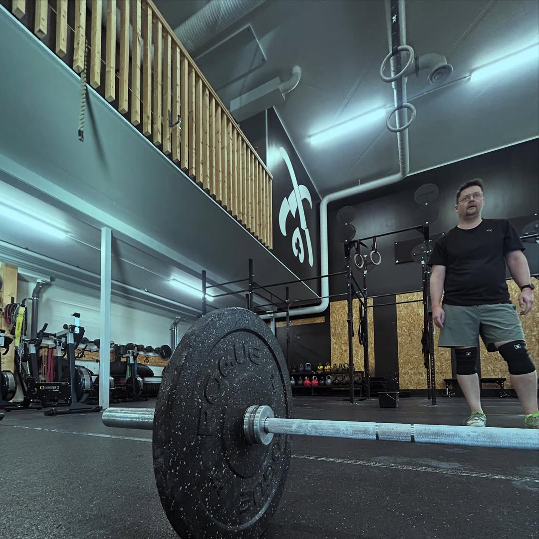 EasyWod ☺️ Pääset tekemään paljon perustaa rakentavia isoja voimaliikkeitä kuten Takakyykky, Penkkipunnerrus ja Maastaveto 💪. Pääset ennenkaikea tekemään voimaharjoituksia, joista saat energiaa ja voimaa arkeen. EasyWodeilla ei tehdä CrossFit lajin haasteellisimpia liikkeitä ‼️ Tietenkin myös kutitellaan hengityselimistöä voimaharjoittelun kaveriksi. 🚣♂️ Nyt sinun pitää unohtaa egosi hetkeksi ja poistua mukavuusalueelta sen verran, että olet valmis oppimaan uutta 🫵 Valtaosa heistä joita kiinnostaisi todella paljon kokeilla, pelkäävät etukäteen epäonnistuvansa. Valitettavasti onnistuminen vaatii toteutuakseen monta epäonnistumista. Silloin kun olet tähän valmis, harjoittelu ja elämän mahdollisuudet avautuvat sinulle todella. Se sinun tuttava, joka on sanonut sinulle että ” tule kokeilemaan” ja johonka sinä vastaat ” en uskalla, siellä kaikki on niin kovassa kunnossa”, on unohtanut egonsa ja hän on valmis oppimaan uutta, elämään terveellisempää ja onnellisempaa elämää 🫶 Etkö sinäkin halua? #easywod #maanantaisin #keskiviikkoisin #lauantaisin #sunnuntaisin