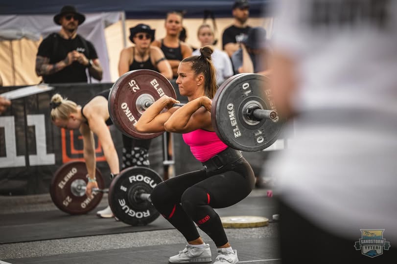 Minun crossfit-tarina alkoi vuonna 2017, kun polvet tutisten astelin uuden karhean Crossfit Svartboxin ovista sisään alkeiskurssille. 21-vuotias Emma ei silloin olisi osannut kuvitellakaan, miten valtavan roolin tämä sali ja laji tulisivat näyttelemään seuraavan yhdeksän vuoden aikana. Crossfit on antanut niin paljon enemmän kuin leveän selän ja vahvat etureidet: rakkaita ystäviä, unohtumattomia kokemuksia, pitkäjänteisyyttä ja kasvua ihmisenä. Pikkujouluissa sain suuren kunnian vastaanottaa Vuoden valmentaja -palkinnon. Olen valtavan kiitollinen Ristolle ja Marialle siitä, että annoitte noin kahdeksan vuotta sitten mahdollisuuden lähteä kokeilemaan siipiäni valmentajana. On ollut uskomattoman hienoa saada olla mukana todistamassa lukemattomia itsensä ylittämisiä ja kehitysaskeleita. Kiitos tästä matkasta ja yhteisöstä kaikille teille Sawolaisille ja Siilinjärveläisille 💛 -Emma #itsensäkehittäminen #crossfit #cfsii #crossfitsvartbox #sawo
