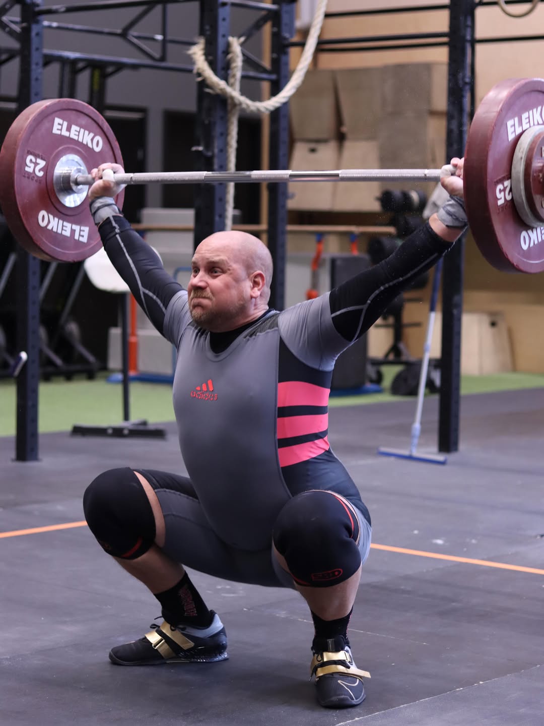 Eilen kisailtiin ensimmäiset Lakeuden Atleettien järjestämät kansalliset painonnostokilpailut CrossFit Seinäjoella. Mukana oli useampia nostajia CFS:lta ja myös muutama ensikertalainen virallisella kisalavalla. CFS:n nostajien toimesta nähtiin muun muassa henkilökohtaisia ennätyksiä ja yleisen sarjan SM-tulosrajoja ripakopallinen. Mukaan mahtui myös hyvää perussuorittamista ja pari pyllähdystäkin. ✨ Kiitos kilpailijoille, toimitsijoille ja yleisölle hienosta päivästä ja tunnelmasta, sekä @fygstermedia julkaisun kuvista! 😎 #crossfit #weightlifting #crossfitseinäjoki