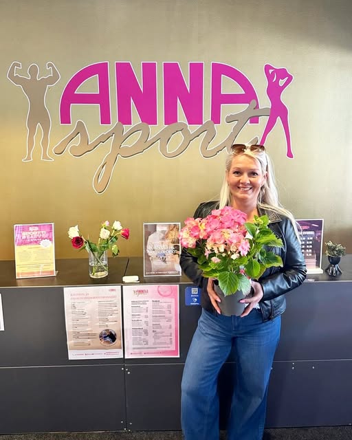 Anna sport vastaanotto, fitness ja hyvinvointi -keskus, nainen ja kukkakimppu sisäänkäynnissä.