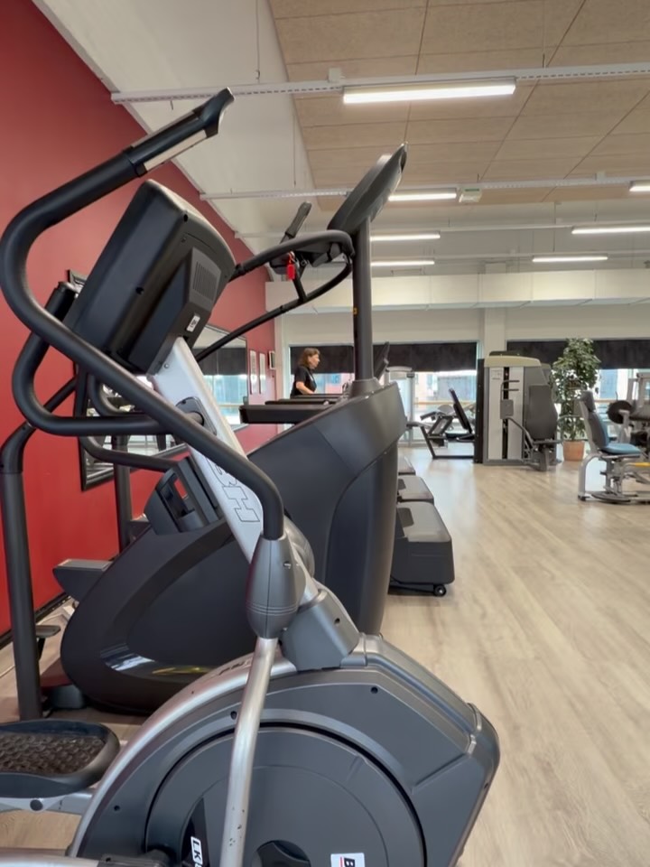 Old school gyms hit different… raw, real, and are made for pure strength 🥊🏋🏻♀️ @sporttikuja joins our network and brings the charm of those old school gyms 💪🏼 What you’ll find: ✅ Gym ✅ Fitness Boxing ✅ Personal Coaching ✅ Massage clinic @gallianlihasstressi for comprehensive massage and rehabilitative movement coaching