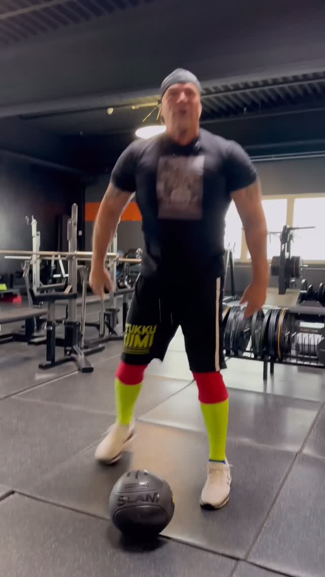 💥 HAASTE ON HEITETTY! 💥 Voimamies Ile haastaa nyt Rantakylän treenaajat👊🏼 5 slämmiä 60 sekuntia. �Palloina 4kg, 8kg, 10kg, 15kg ja 20kg. Kuinka nopeasti sinä vedät setin läpi?⏱️🔥 👉🏼 Kerro oma aikasi kommenteissa�👉🏼 Haasta kaveri mukaan�👉🏼 Tule testaamaan paikan päälle Nopein aika voittaa 1kk veloituksetonta treeniaikaa!🤩 Onko susta päihittämään Ilen aika… vai jääkö haaveeksi?😏