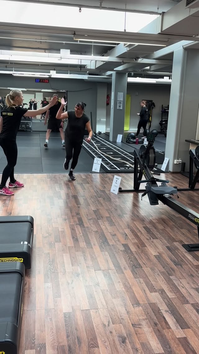 GAME DAY ✔️ EasyFitillä kisattiin Game Day sunnuntaina 26.4. Wow, mielettömiä suorituksia ja huikea tunnelma. Nämä kisaajat laittoivat itsensä likoon! Viimeiset tipsit HYROX Helsinki kisaajille, tästä on hyvä jatkaa valmistautumista 💪🏻 #hyrox #easyfitporvoo #gameday