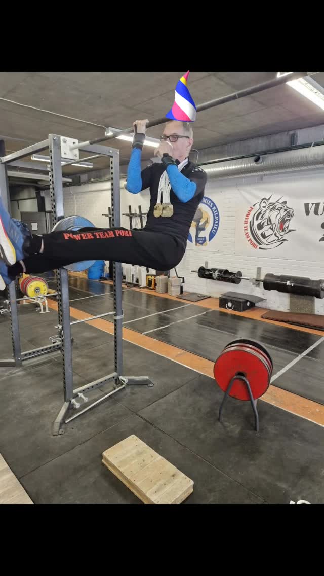 Tämösen suorituksen taltioinnilla kehtaa toivottaa hyvät vaput. Kuvassa Pertti Ahomäki ja kohtalaisen kova kahvinjuontisuoritus 👊🏼😎 Klara vappen 🥳
