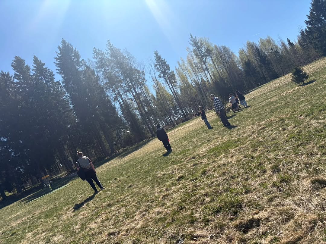 ✨ NuortenTupa kiittää! ✨ Iso kiitos Voimakas Salille ja Paimion frisbeegolfseuralle 💚 Saimme lahjaksi frisbeegolf-repun NuortenTuvalle! 🥏 Reppua voi lainata vapaasti – tervetuloa pelaamaan ja kokeilemaan frisbeegolfia! 📩 Lisätietoja Jenniltä ja Kristinalta #NuortenTupa #frisbeegolf #Paimio #voimakassali #Sauvo