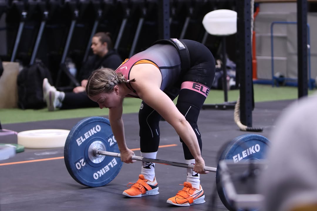 Eilen kisailtiin ensimmäiset Lakeuden Atleettien järjestämät kansalliset painonnostokilpailut CrossFit Seinäjoella. Mukana oli useampia nostajia CFS:lta ja myös muutama ensikertalainen virallisella kisalavalla. CFS:n nostajien toimesta nähtiin muun muassa henkilökohtaisia ennätyksiä ja yleisen sarjan SM-tulosrajoja ripakopallinen. Mukaan mahtui myös hyvää perussuorittamista ja pari pyllähdystäkin. ✨ Kiitos kilpailijoille, toimitsijoille ja yleisölle hienosta päivästä ja tunnelmasta, sekä @fygstermedia julkaisun kuvista! 😎 #crossfit #weightlifting #crossfitseinäjoki