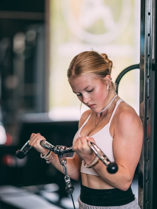 Painovoimalan viikko 11.-17.5.2026 Maanantaina: Functional Training klo 9-10 (Eeva) Crosstraining klo 18-19 (Riikka) Crosstraining klo 19-20 (Riikka) Tiistaina: BootCamp klo 17-17.45 (Serina) Keskiviikkona: Salicircuit klo 11-12 (Eeva) Respa ja salin siivous klo 17-19 (Emmi) Punttikoulu klo 18-19 (Eero) RVP klo 18-19 (Serina) Sunnuntaina: Salin siivous klo 20.30-21.45 (Emmi) Tervetuloa treenaamaan 🫵💪 #painovoimala #kuntosali #valmennus #ryhmäliikunta 📷: @mikaalavesaphotography