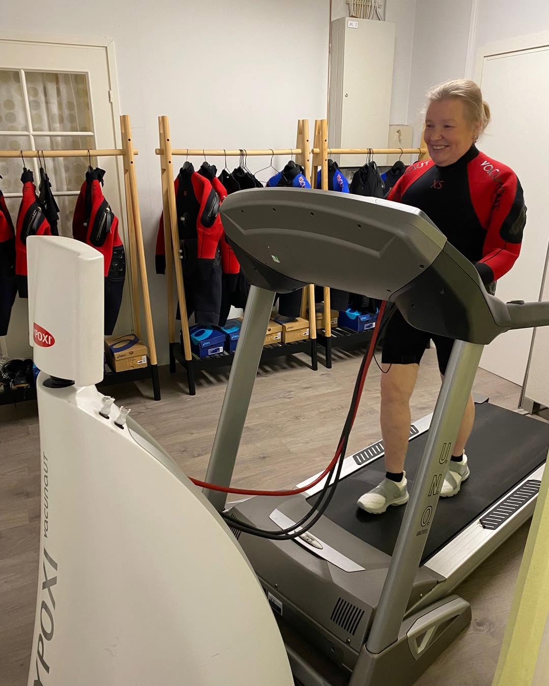 Tuula ja Heli – äiti ja tytär – olivat kumpikin tahoillaan miettineet HYPOXI:n kokeilemista. Lopullinen sysäys tuli I love -messuilta, ja pian he löysivätkin itsensä yhteiseltä HYPOXI-matkalta. Heli huomasi nopeasti tuloksia olon keventyessä ja unen parantuessa sekä sen, että vaatteet istuivat taas mukavammin. Mutta ehkä tärkeintä oli hetki omaa aikaa kiireisen arjen keskellä. “Se ei ollut taakka, vaan hetki itselle.” Tuulalle suurin muutos näkyi konkreettisesti ympärysmitoissa ja arjessa – tavoitehousut mahtuivat taas jalkaan ja olo keveni. Yllättävintä oli kuitenkin se, että myös polvikivut helpottivat niin paljon, että särkylääkkeet jäivät pois. Matkaan mahtui myös repsahduksia ja haastavia hetkiä, mutta niistä päästiin aina takaisin ruotuun. Sekä Heli että Tuula saivat HYPOXIsta kaivattuja tuloksia ja kaikkiaan kokemus oli positiivinen. Lue koko asiakastarina kotisivuiltame 💕 Oikein hyvää Äitienpäivää 🌺☀️